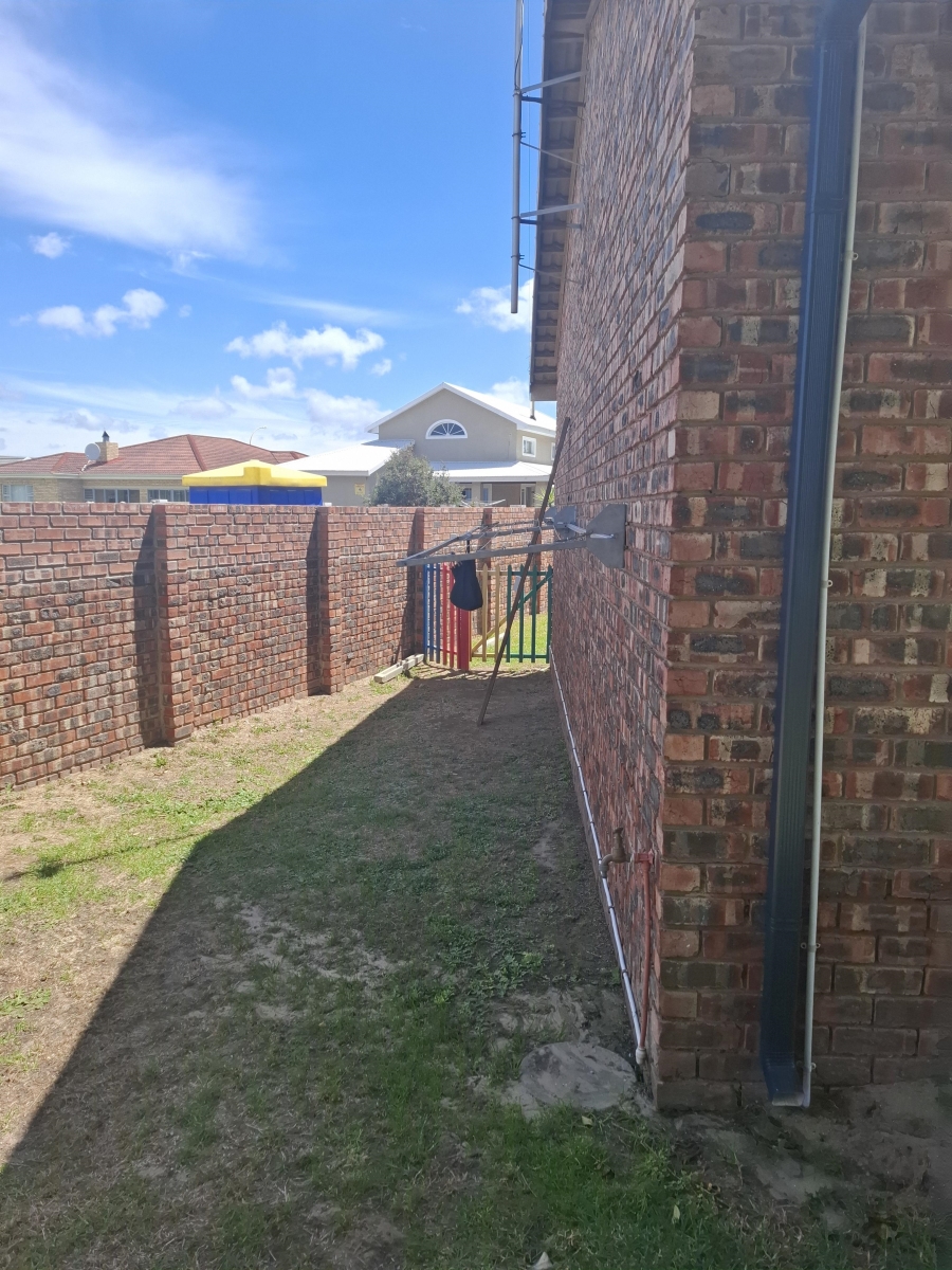 To Let 3 Bedroom Property for Rent in Wavecrest Eastern Cape